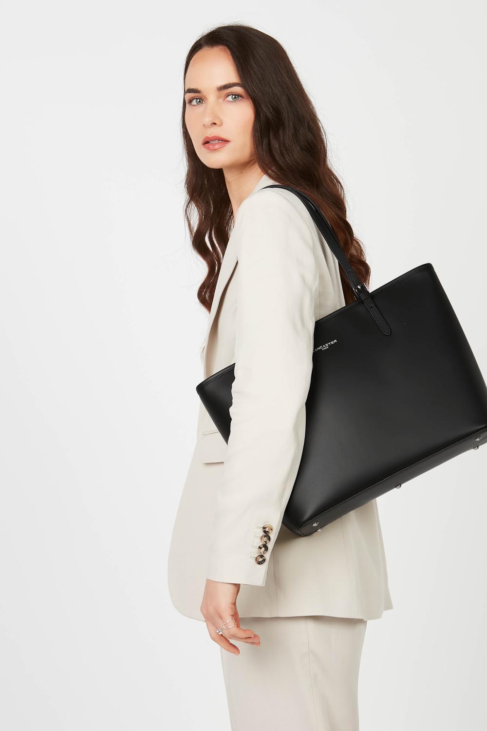Lancaster Borsa Shopper a spalla con zip L Smooth Nero - Nude - Visone – indossata