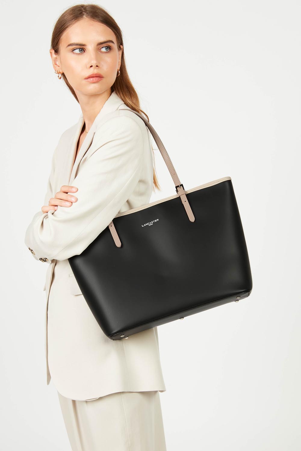 Lancaster Borsa Shopper a spalla con zip L Smooth Nero - Nude - Visone – indossata