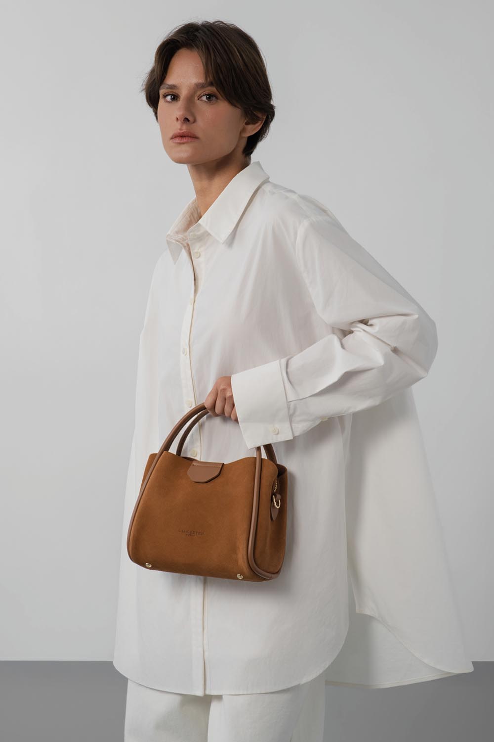 Lancaster Sac à main Aimantée S Suède Ida Taupe – porté