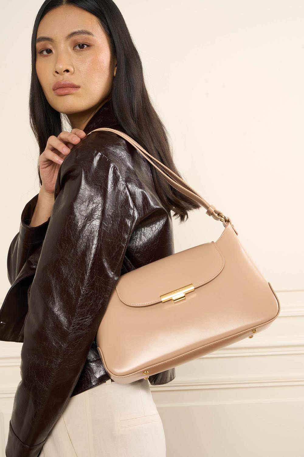 Lancaster Baguette tas Suave Evenly L Camel – gedragen