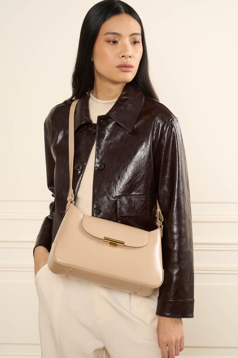 Lancaster Baguette tas Suave Evenly L Camel – gedragen