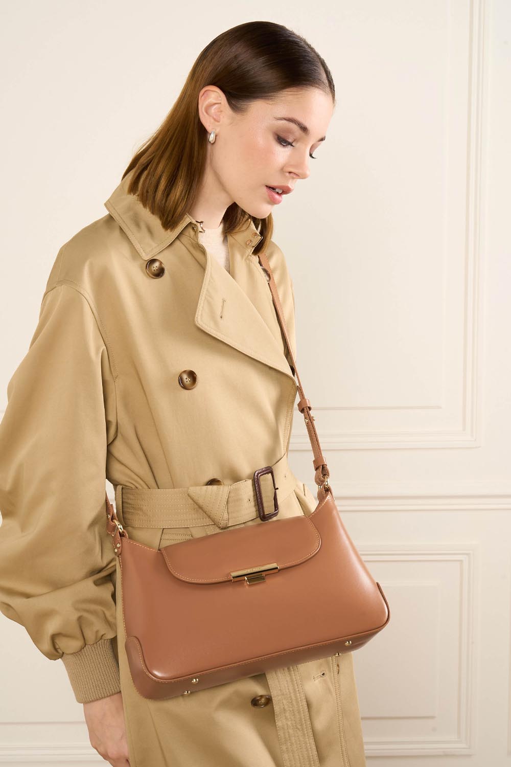Lancaster Baguette tas Suave Evenly L Camel – gedragen