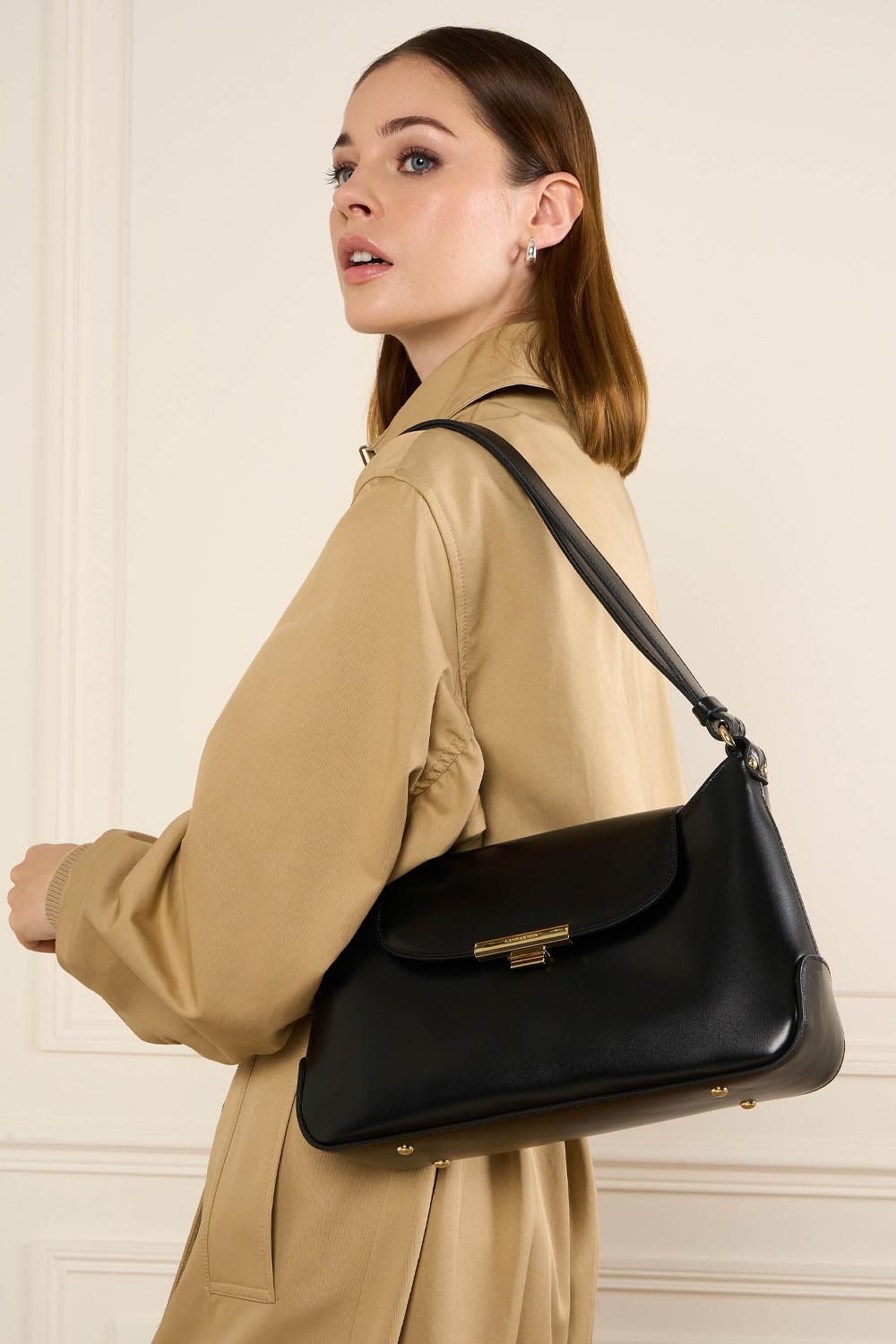Lancaster Baguette tas Suave Evenly L Camel – gedragen