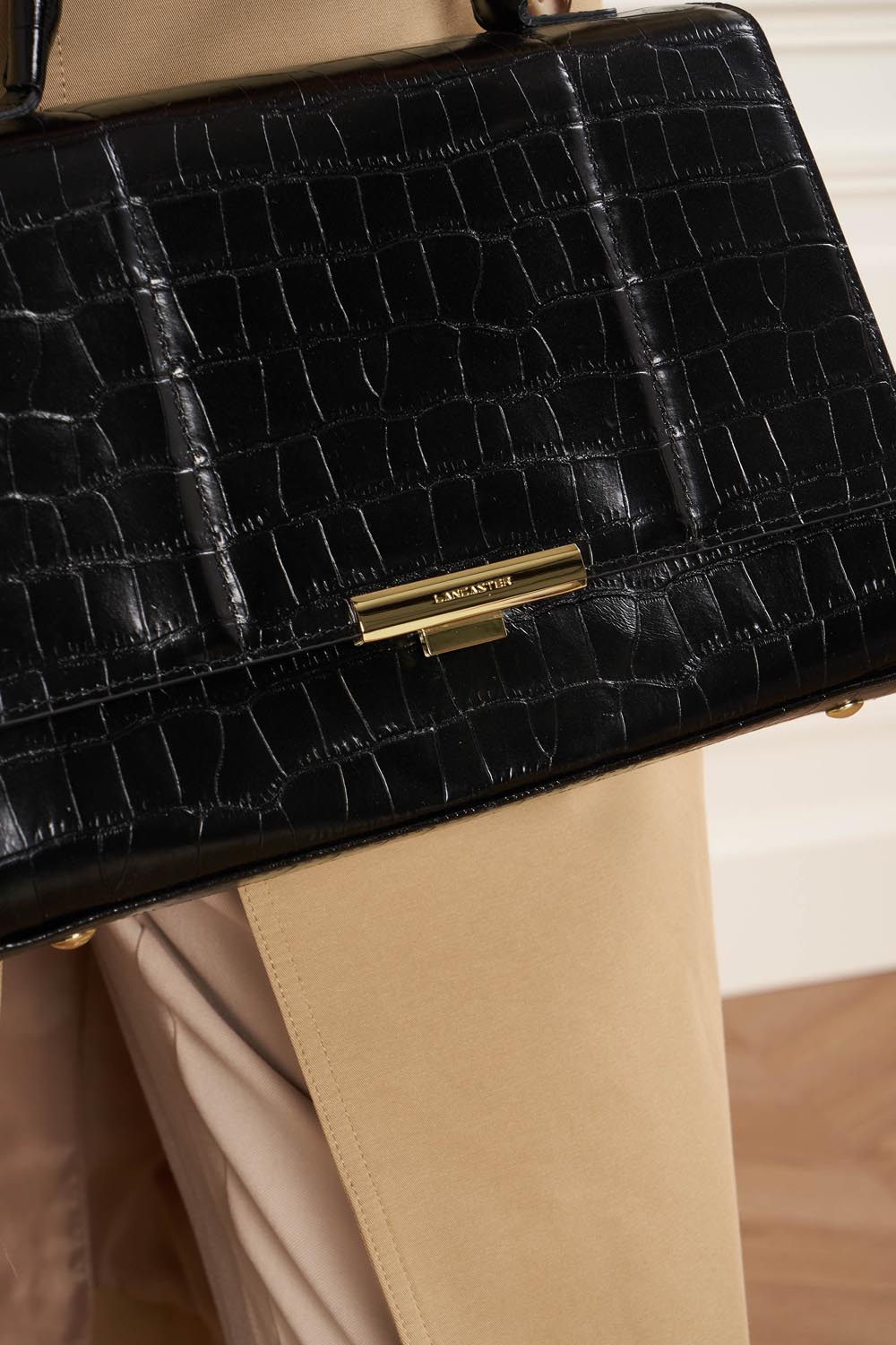 Lancaster Sac Exotic Trinity M Noir Croco – porté