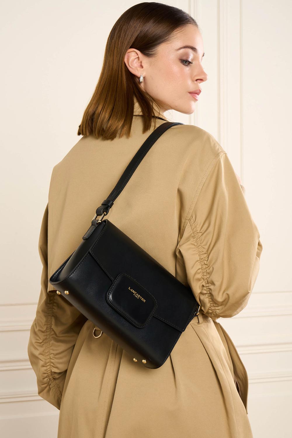 Lancaster Sac Trotteur Paris Pad Noir – Avec un manteau beige, le trotteur Paris PAD noir se porte en bandoulière.