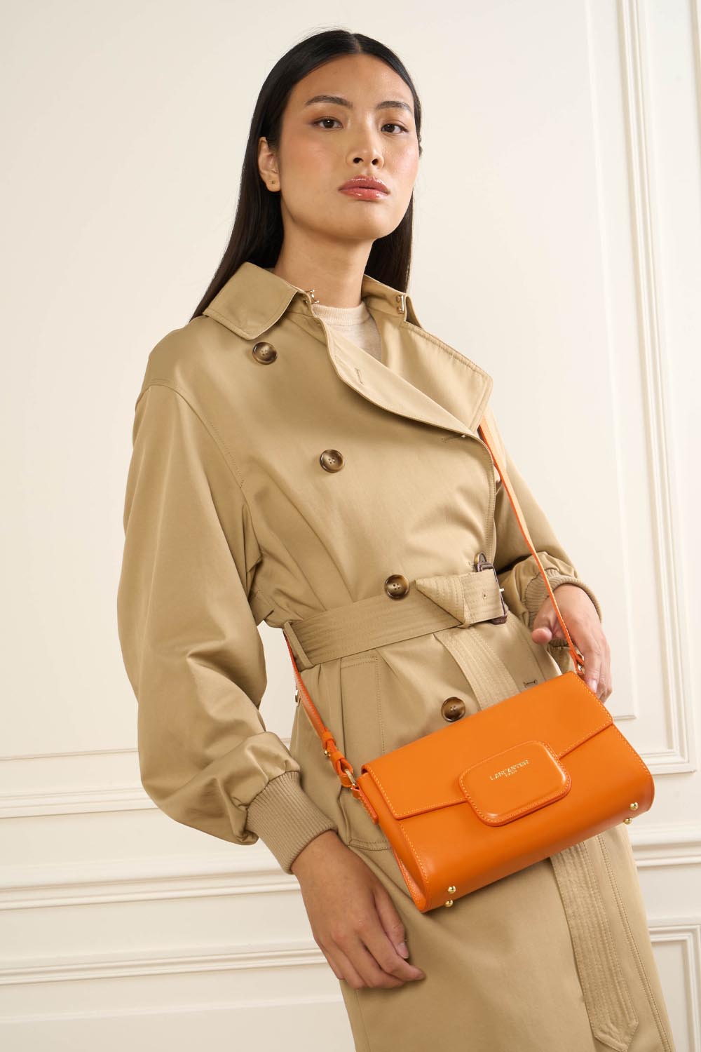 Lancaster Sac Trotteur Paris Pad Noir – En bandoulière sur un trench beige, le trotteur Paris PAD complète une tenue ton sur ton.