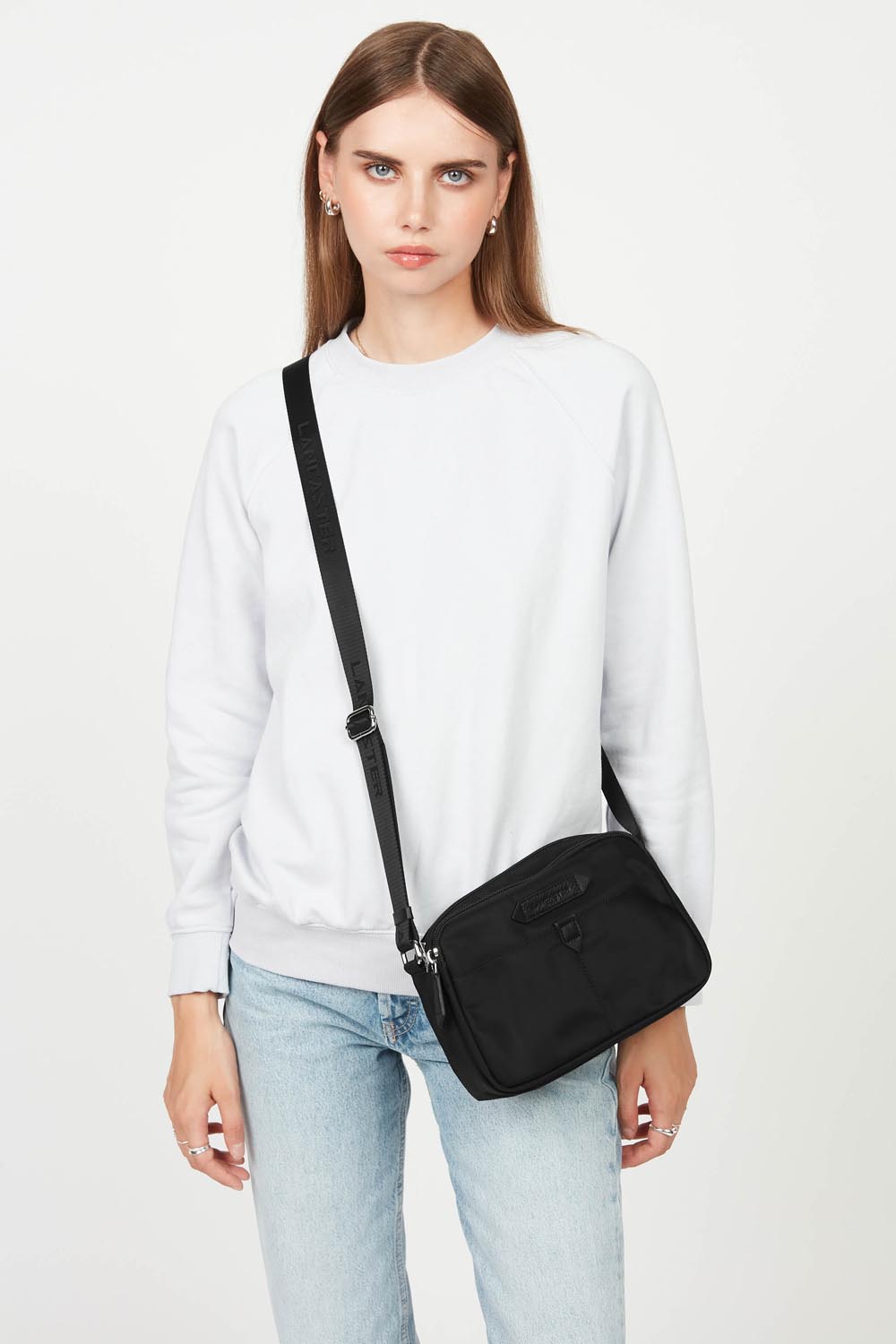 Borsa a tracolla Lancaster Basic Sport con zip – Con una felpa bianca e jeans azzurri, il Trotteur Basic nero si porta a tracolla.