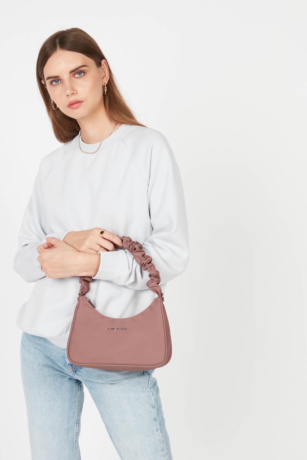 Torebka Lancaster Basic Chouchou z suwakiem Beżowa – noszona