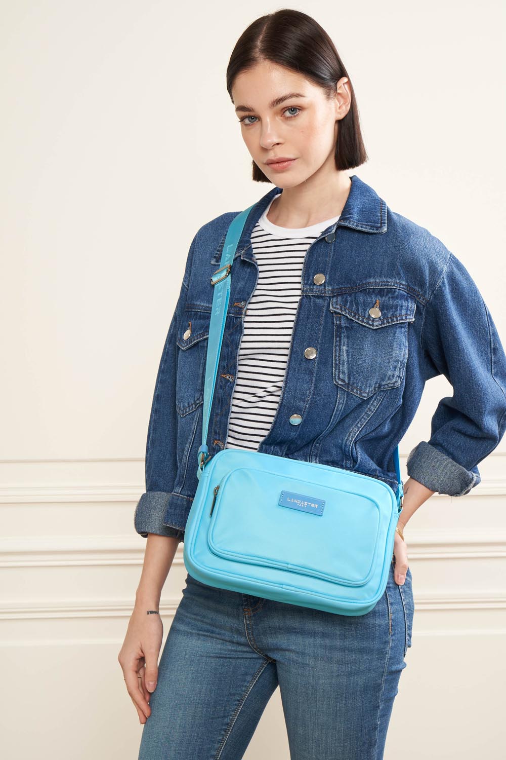 Lancaster Zipped Crossbody Bag Basic Vita Atoll Blue – With a denim jacket and a striped top, the blue Basic Vita trotteur is worn crossbody.