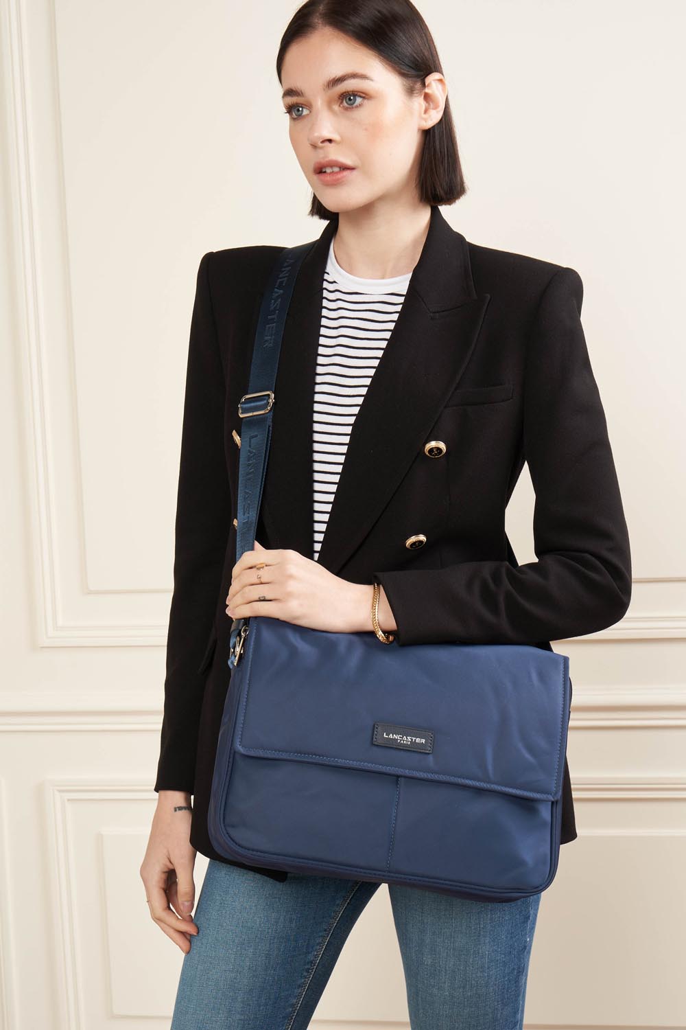 Lancaster Satchel Basic Vita L Dark Blue – Worn crossbody with a black blazer and a striped top, the Basic Vita satchel completes blue jeans.