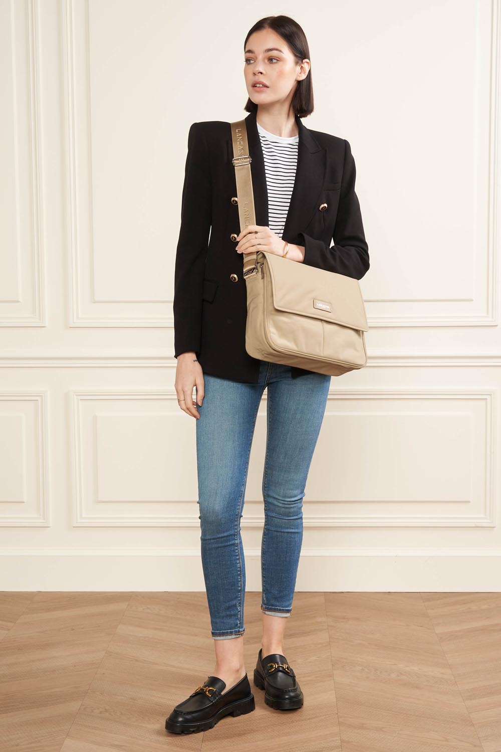 Lancaster Satchel Basic Vita L Dark Blue – Black blazer and blue jeans with the Basic Vita crossbody bag.