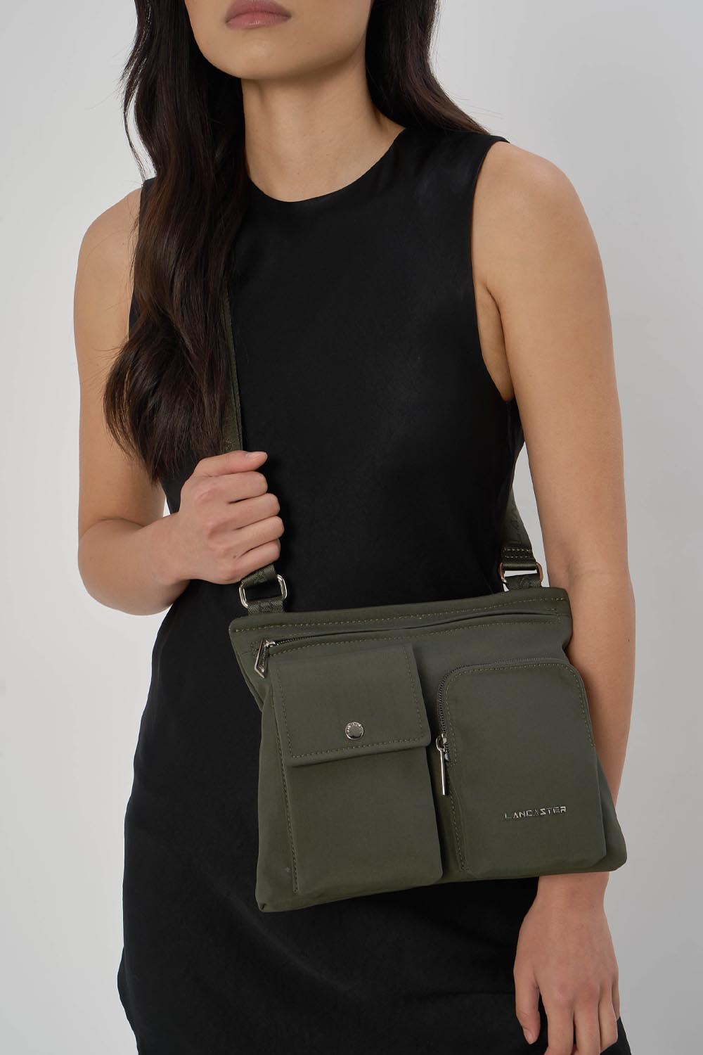 Lancaster Clutches Mit Reißverschluss Basic Pocket Dunkelgrün – getragen