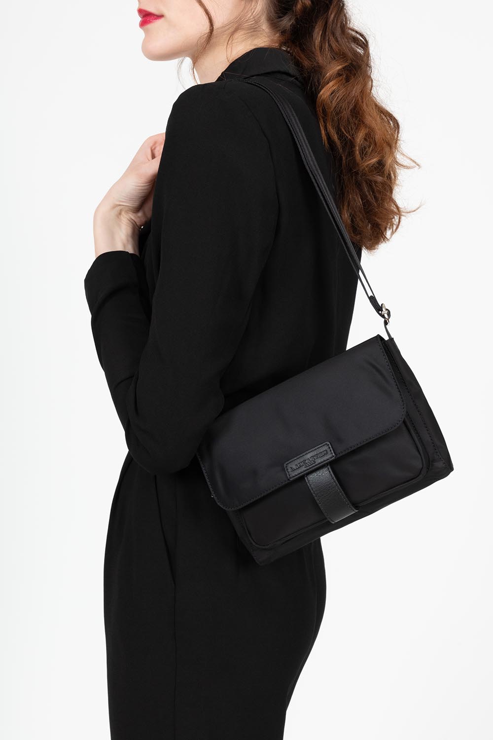 Bolso bandolera con solapa Lancaster Negro – llevado