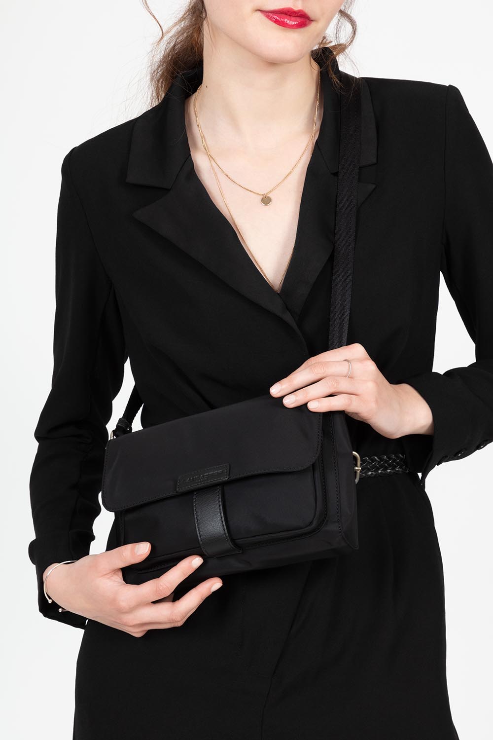Bolso bandolera con solapa Lancaster Negro – llevado