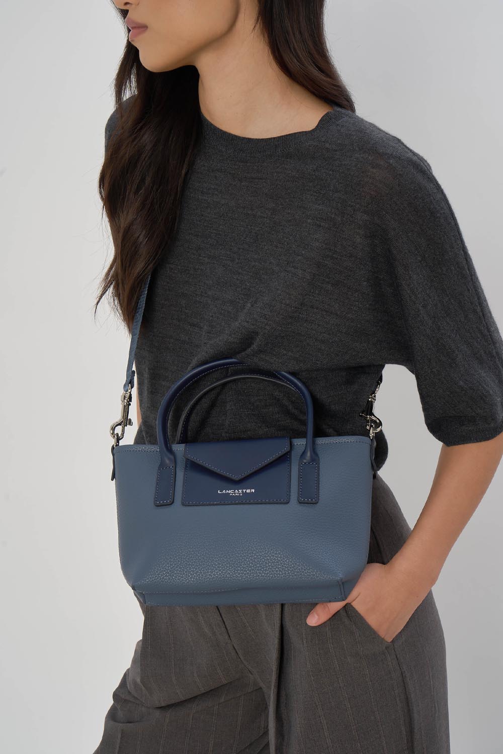 Lancaster Torba Tote z uchwytem Zippée Maya Double KBA Ciemnobeżowa – noszona