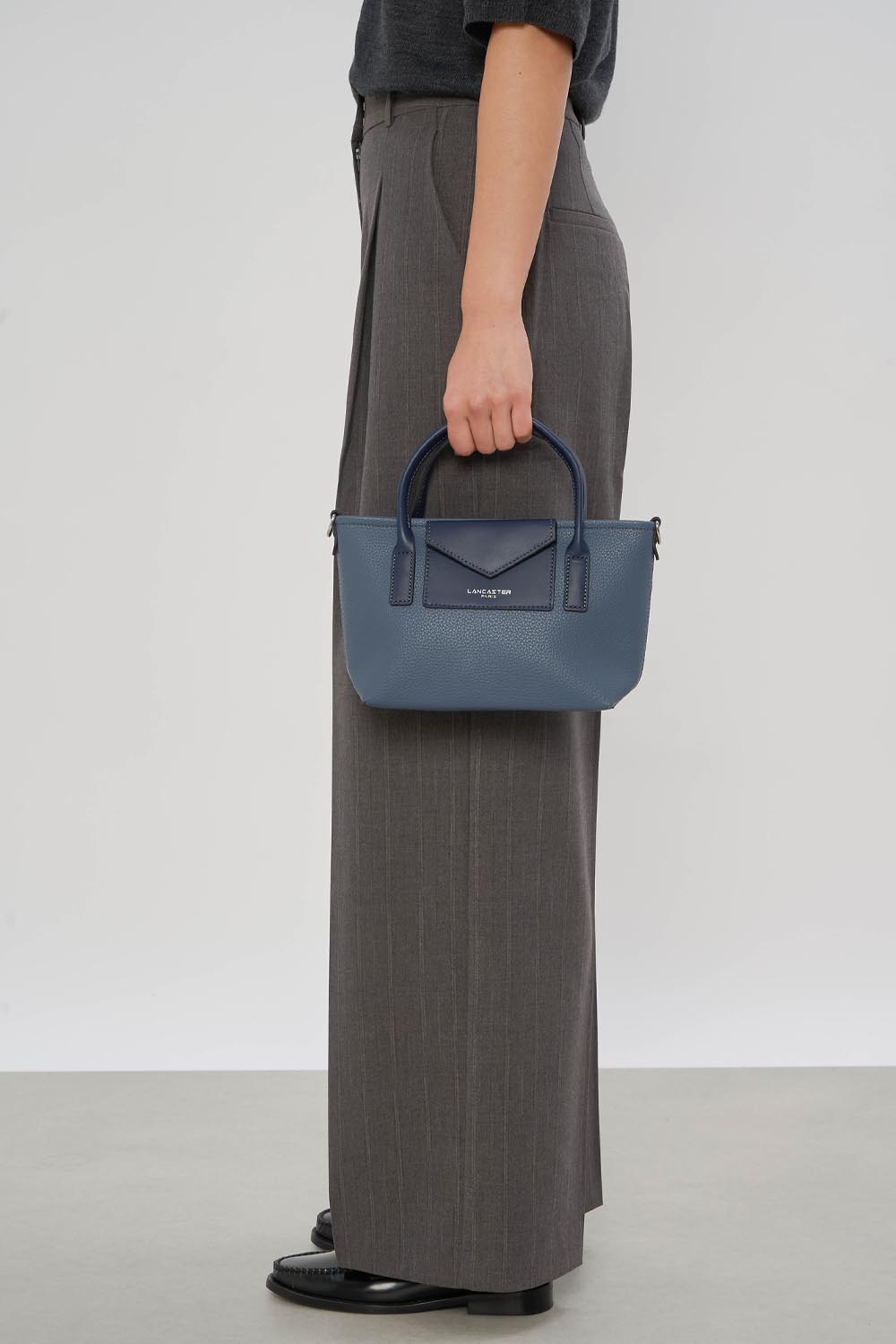 Lancaster Torba Tote z uchwytem Zippée Maya Double KBA Ciemnobeżowa – noszona