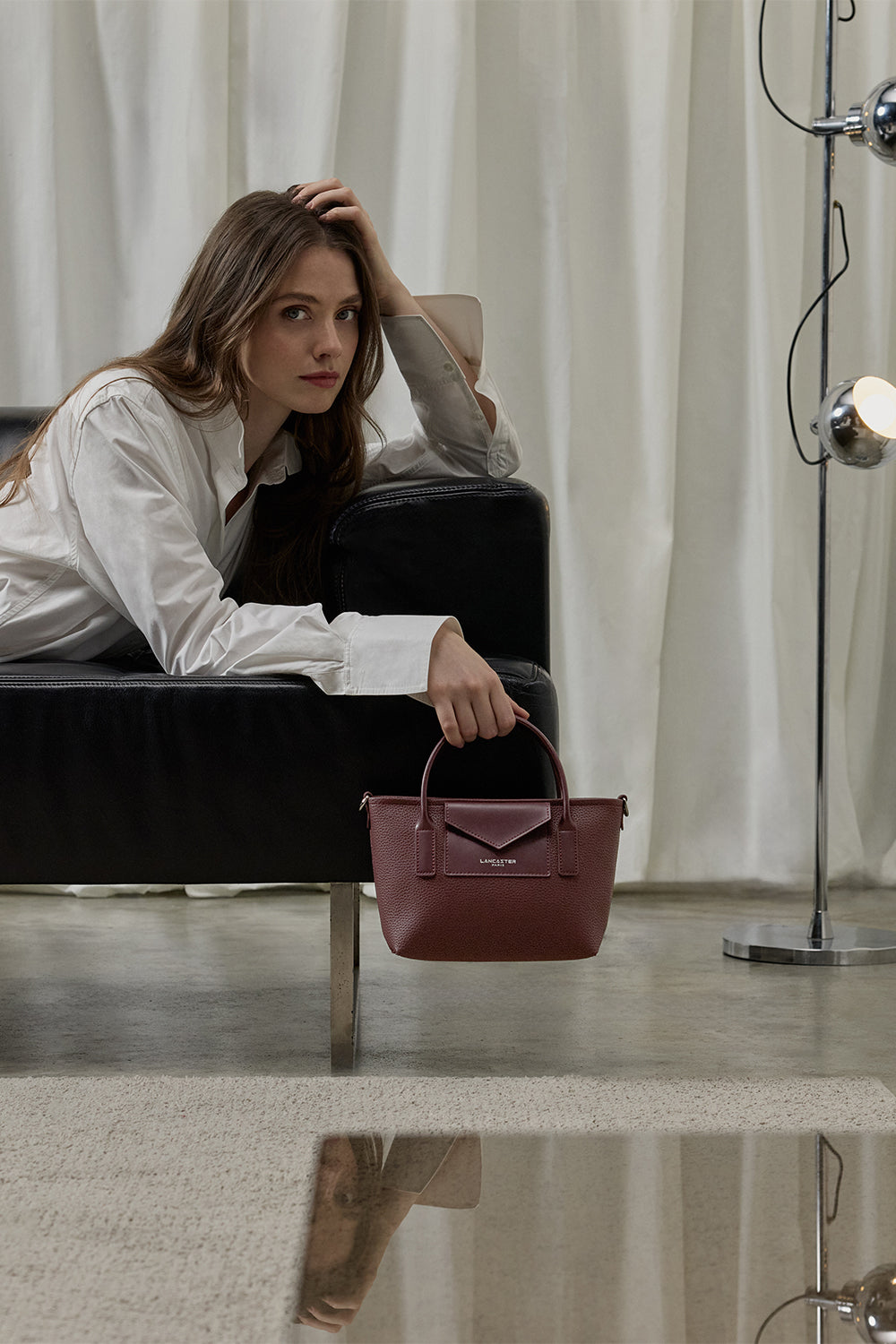 Lancaster Torba Tote z uchwytem Zippée Maya Double KBA Ciemnobeżowa – noszona