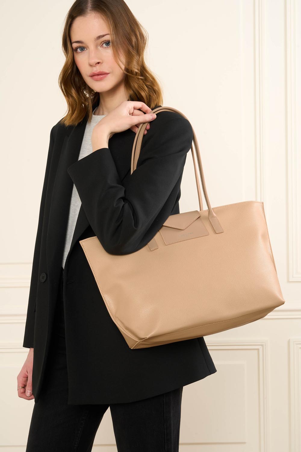 Lancaster Schultertasche Zippée L Maya – getragen