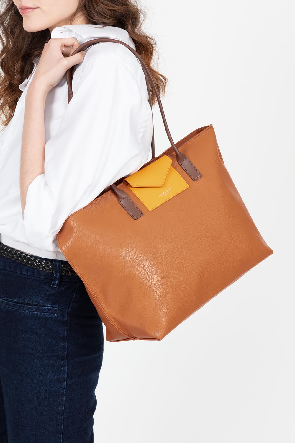 Lancaster Schultertasche Zippée L Maya – getragen