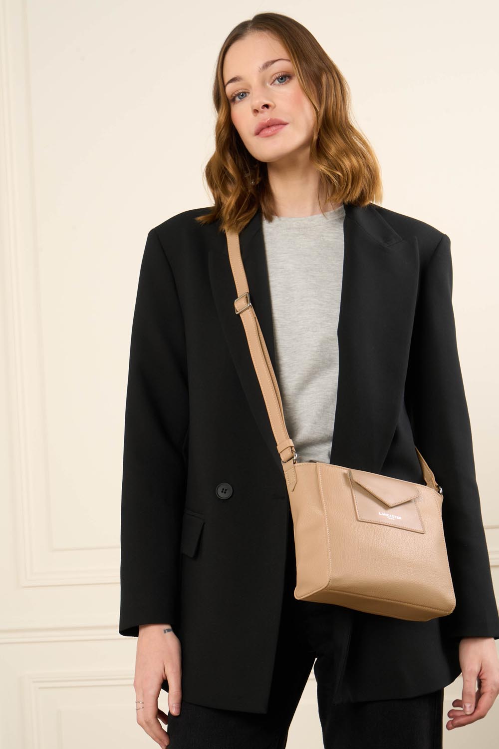 Lancaster Sac Trotteur Maya Mousse/Ivoire – porté