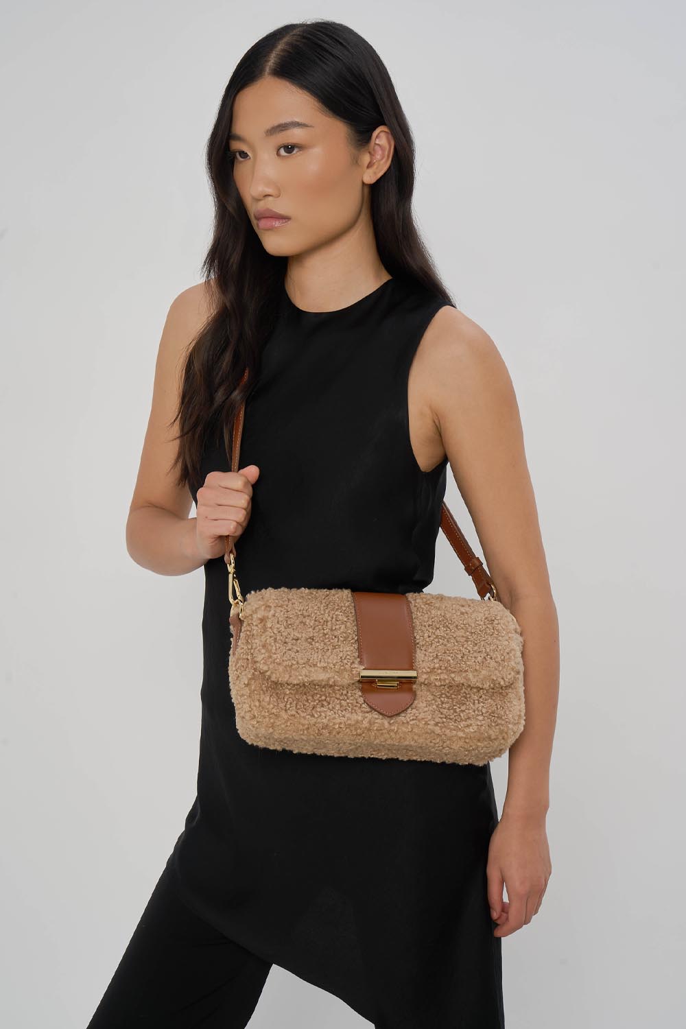Lancaster Trotteur tas met klep Moumoute Cognac – Bij een zwarte outfit wordt de bruine Trotteur Moumoute crossbody gedragen.