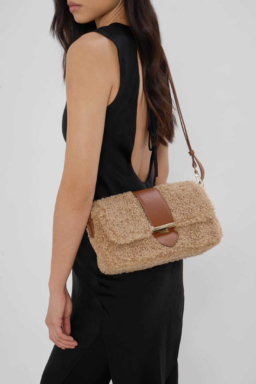 Lancaster Trotteur tas met klep Moumoute Cognac – Crossbody gedragen past de Moumoute-tas bij een zwarte jurk zonder mouwen.