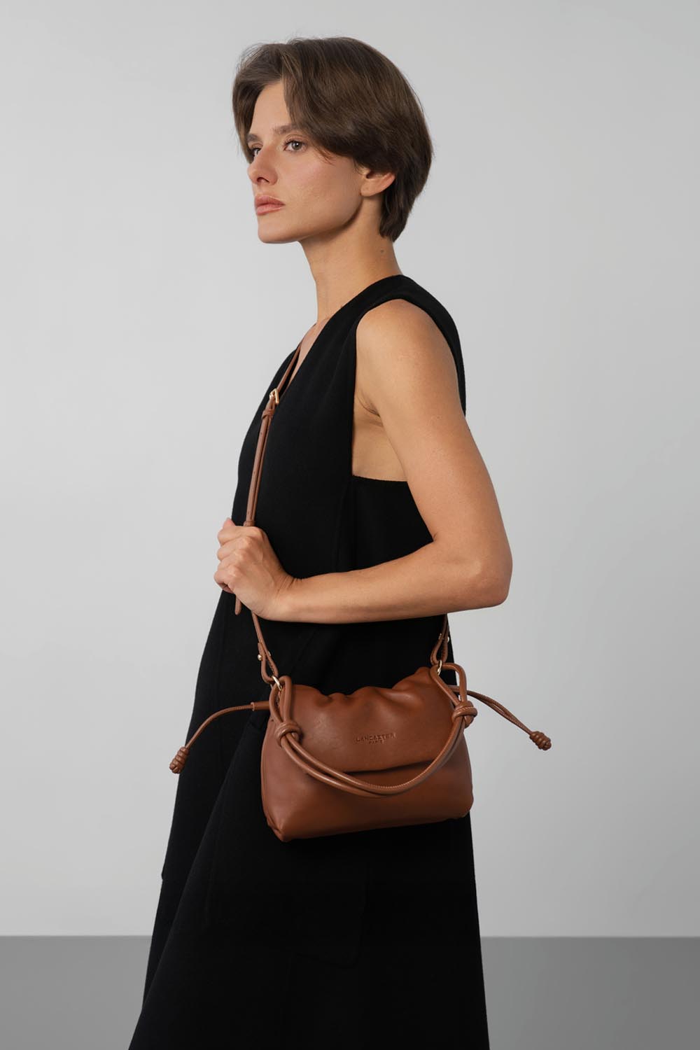 Lancaster Borsa a tracolla con patta magnetica S Lush Nero – Con un abito nero senza maniche, la borsa a tracolla Lush si porta a bandoliera.