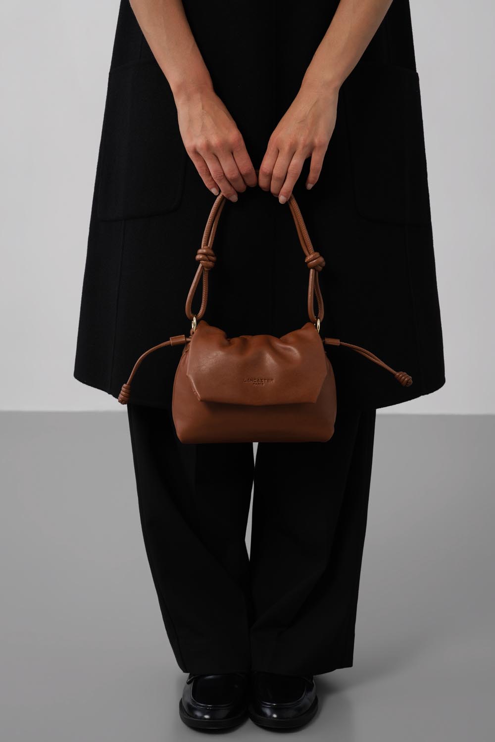 Lancaster Borsa a tracolla con patta magnetica S Lush Nero – La borsa a tracolla Lush è tenuta a mano e si abbina a un completo nero.