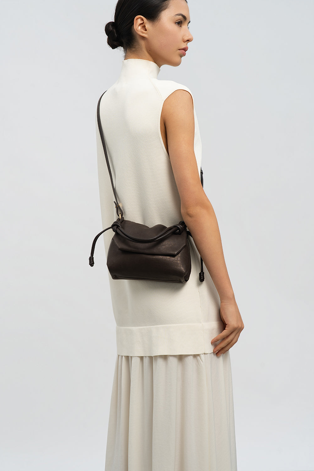 Lancaster Borsa a tracolla con patta magnetica S Lush Nero – indossata