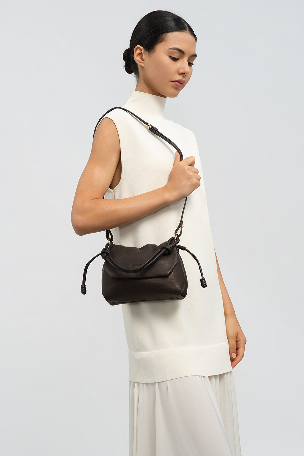 Lancaster Borsa a tracolla con patta magnetica S Lush Nero – indossata