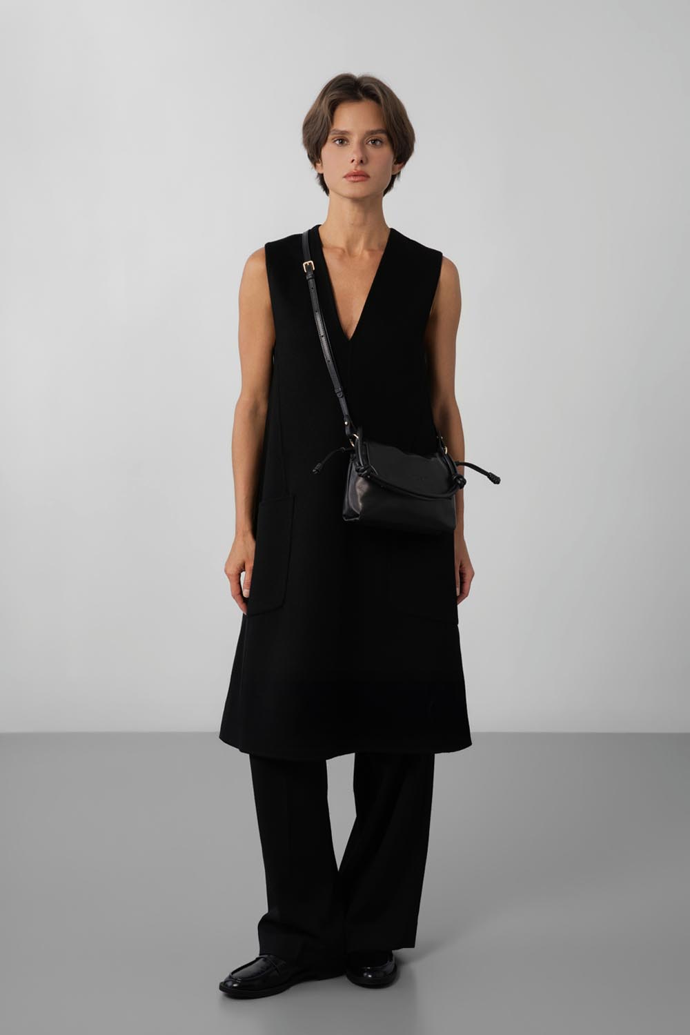 Lancaster Borsa a tracolla con patta magnetica S Lush Nero – indossata