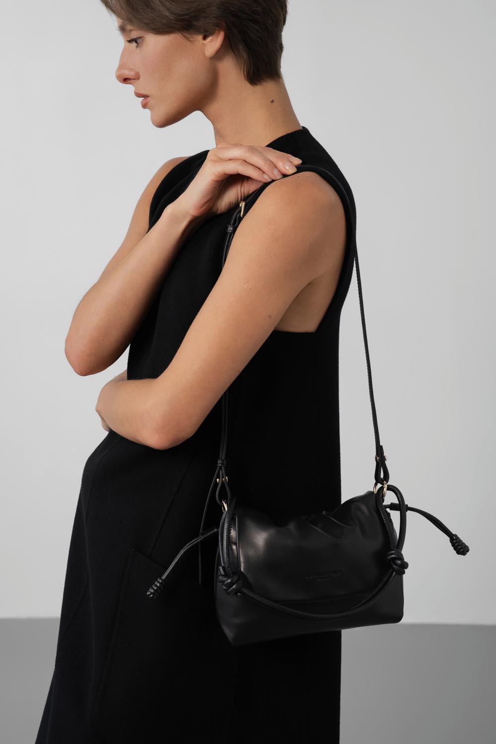 Lancaster Borsa a tracolla con patta magnetica S Lush Nero – indossata