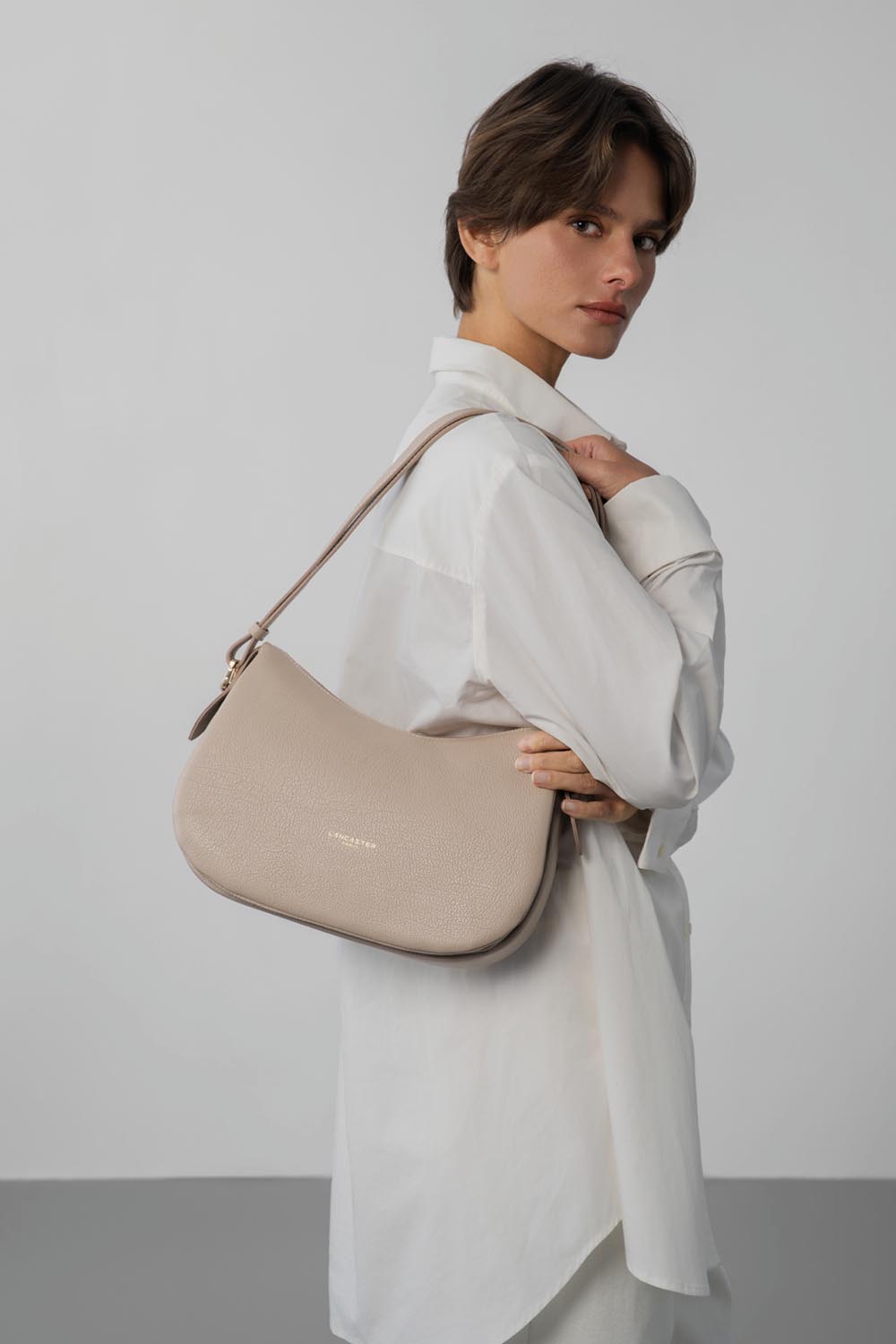 Lancaster Borsa a tracolla Con zip M Dune Camel – indossata