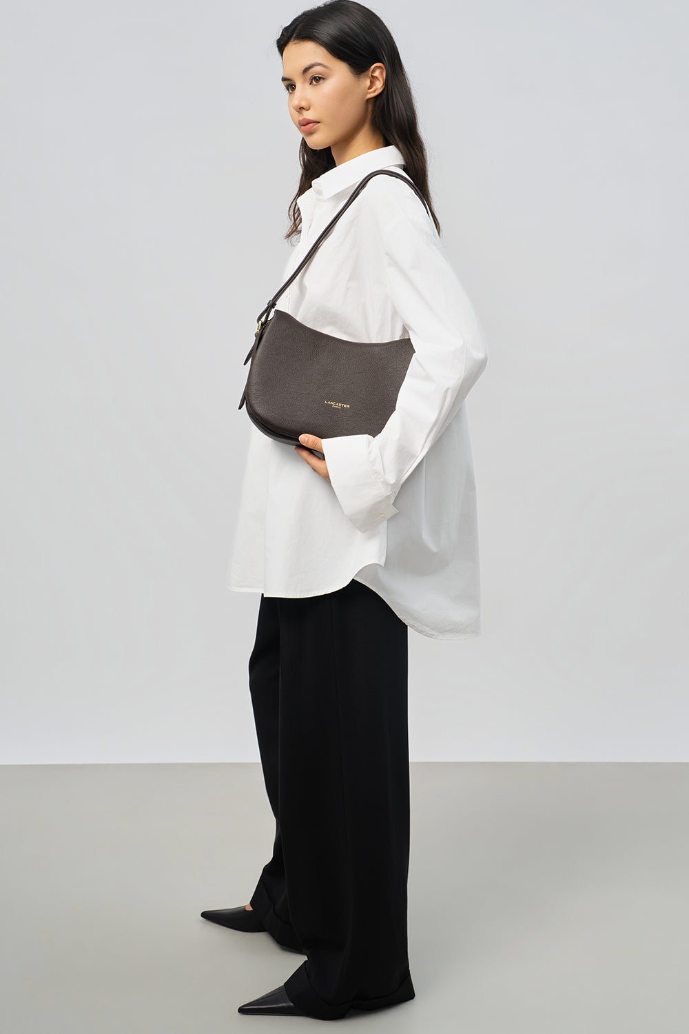 Lancaster Borsa a tracolla Con zip M Dune Camel – A spalla, la borsa Dune si abbina a una camicia bianca e a pantaloni neri.