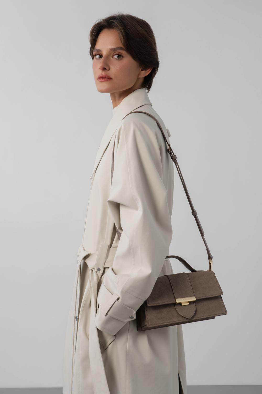 Lancaster Handtas met klep Suède Ily – gedragen