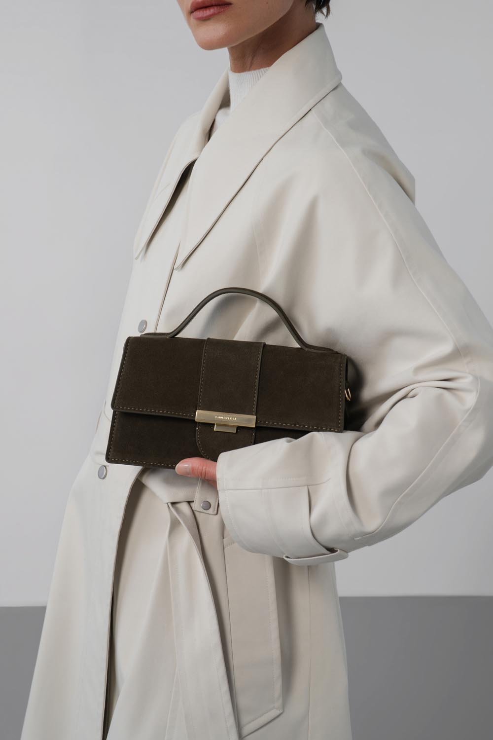 Lancaster Handtas met klep Suède Ily – gedragen