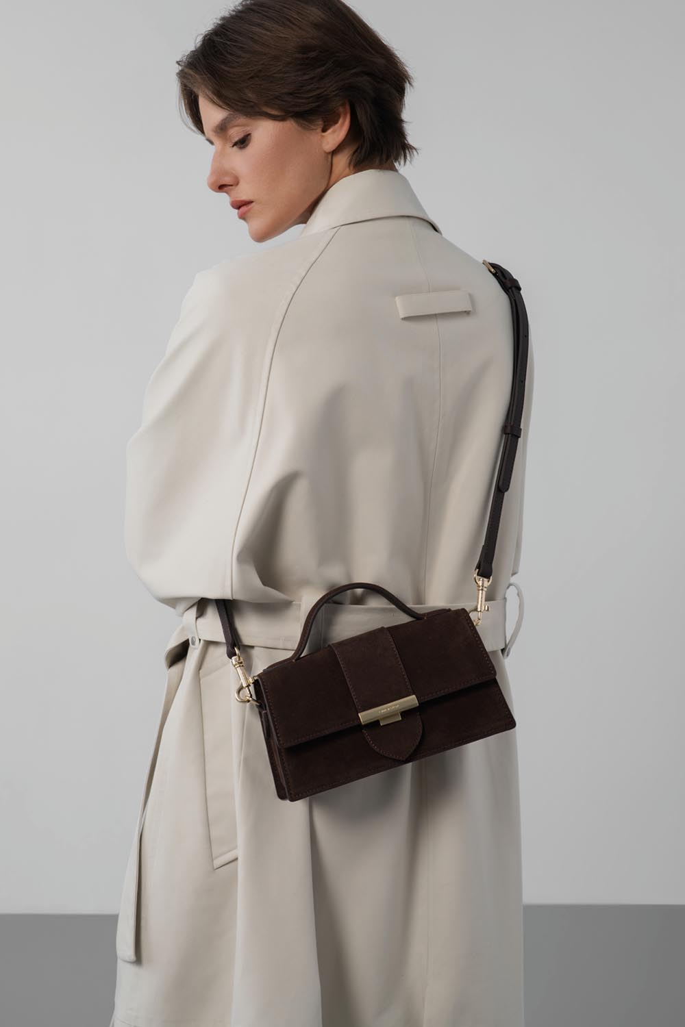 Lancaster Handtas met klep Suède Ily – gedragen