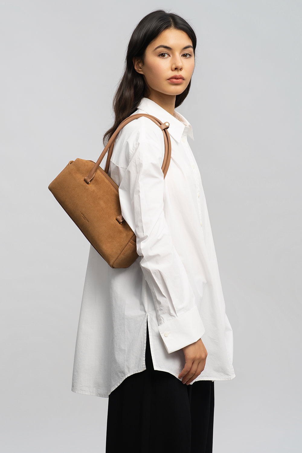 Lancaster Rectangle Bag Zippered Suède Cube Brown – worn