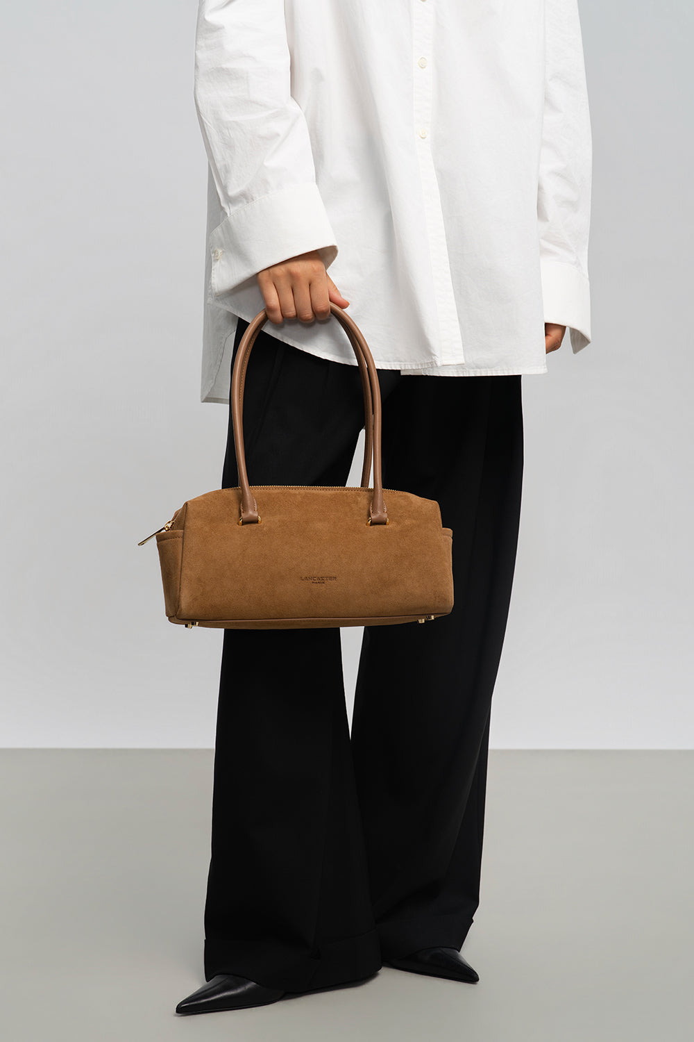 Lancaster Rectangle Bag Zippered Suède Cube Brown – worn