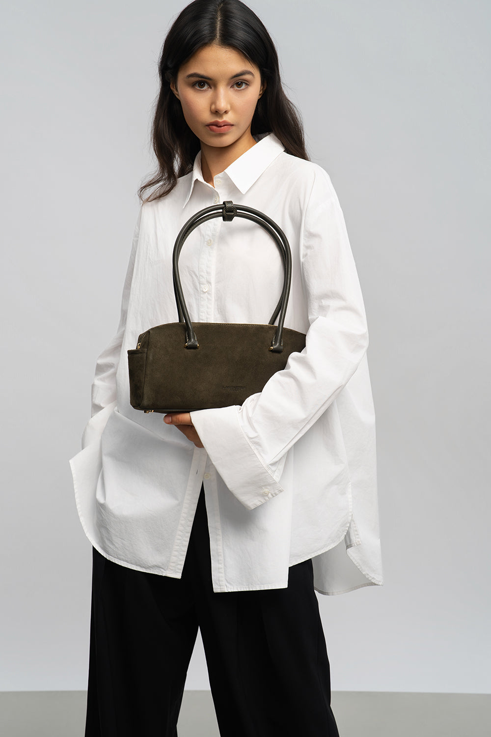 Lancaster Rectangle Bag Zippered Suède Cube Brown – worn