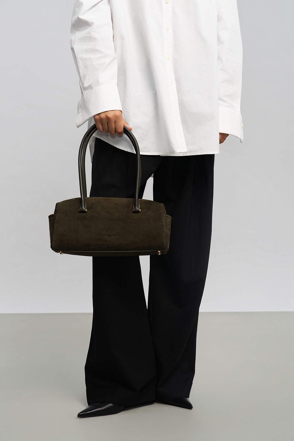 Lancaster Rectangle Bag Zippered Suède Cube Brown – worn