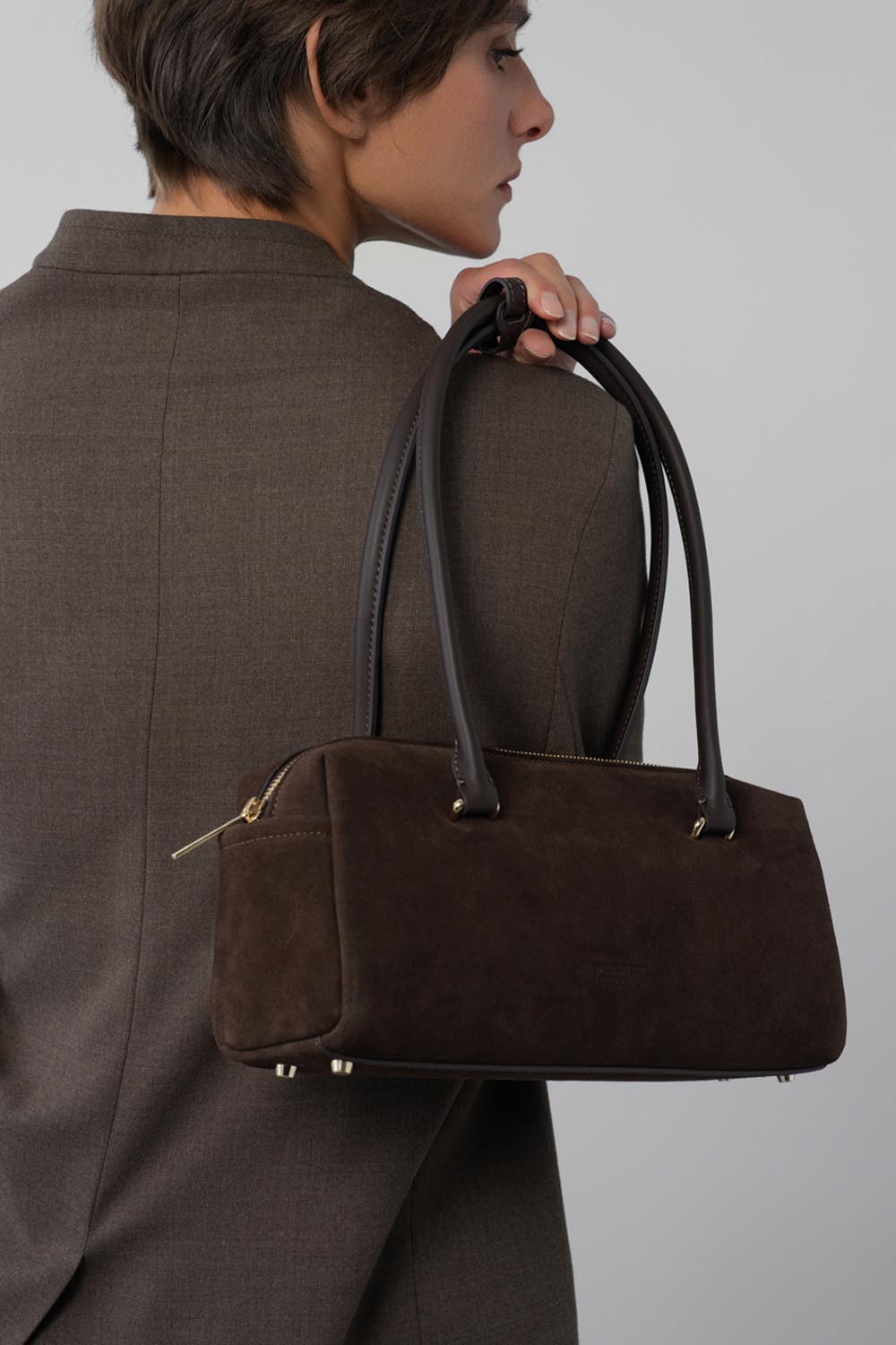 Lancaster Rectangle Bag Zippered Suède Cube Brown – worn