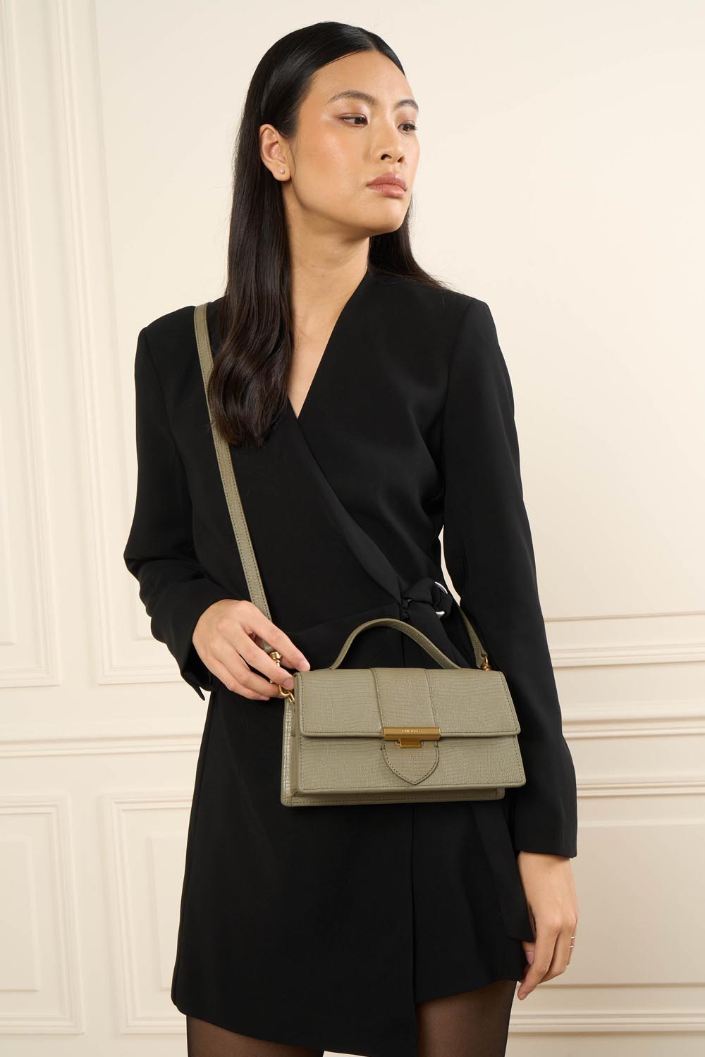 Lancaster Baguette-Tasche Exo Ily M Schwarz Krokoprägung – getragen