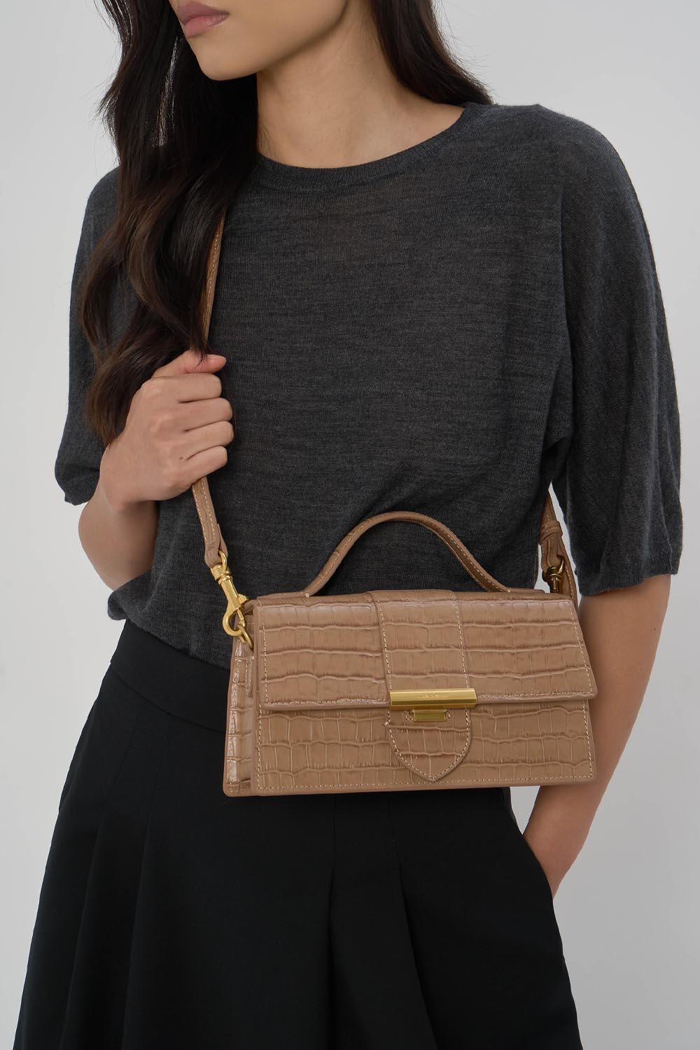 Lancaster Baguette-Tasche Exo Ily M Schwarz Krokoprägung – getragen
