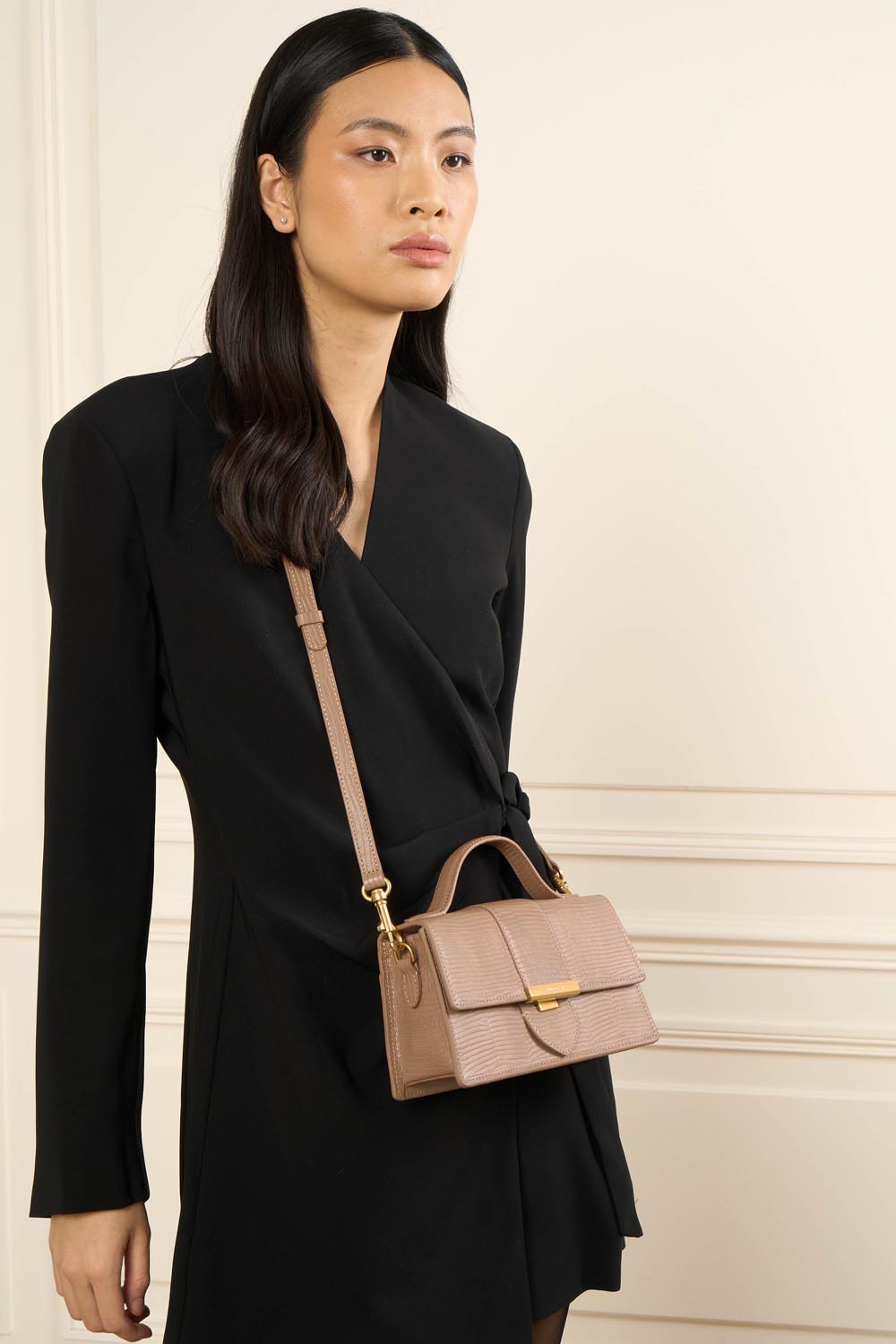 Lancaster Baguette-Tasche Exo Ily M Schwarz Krokoprägung – getragen
