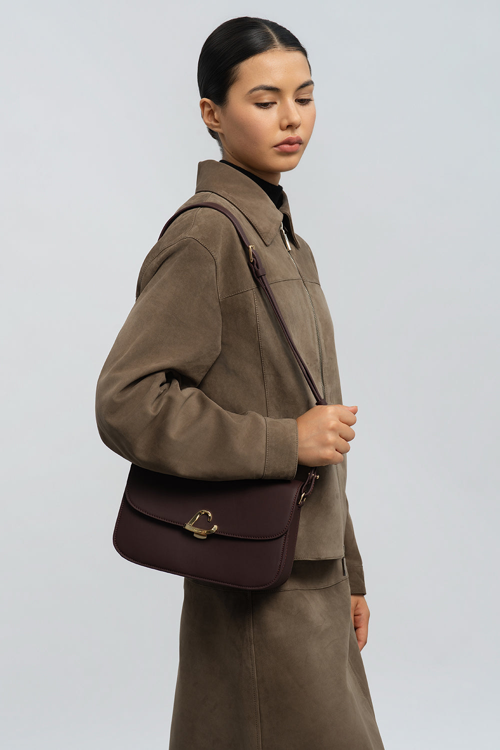 Lancaster Sac trotteur à rabat aimanté Paris Philos Noir – A Bordeaux gëtt den Trotteur Paris Philos iwwer der Schëller zu enger taupefaarweger Jackett an engem passende Rock gedroen.