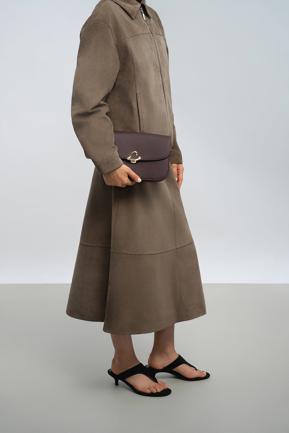 Lancaster Sac trotteur à rabat aimanté Paris Philos Noir – A Pflaumefaarf gëtt den Trotteur Paris Philos an der Hand zu engem laangen taupefaarwege Mantel gedroen.