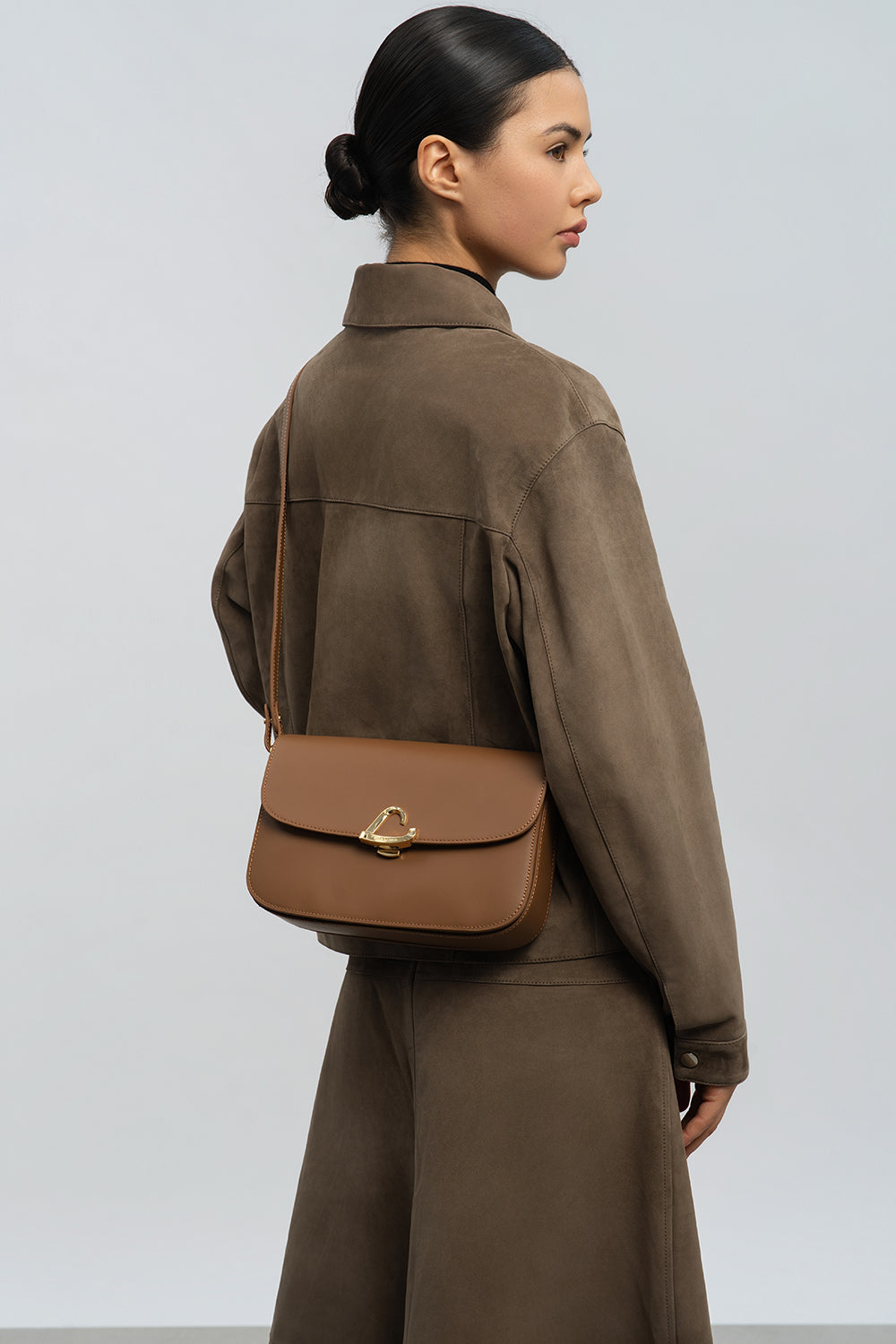 Lancaster Sac trotteur à rabat aimanté Paris Philos Noir – Braune Jackett a Jupp fir d’Paris Philos-Trotteur-Täsch iwwer der Schëller.