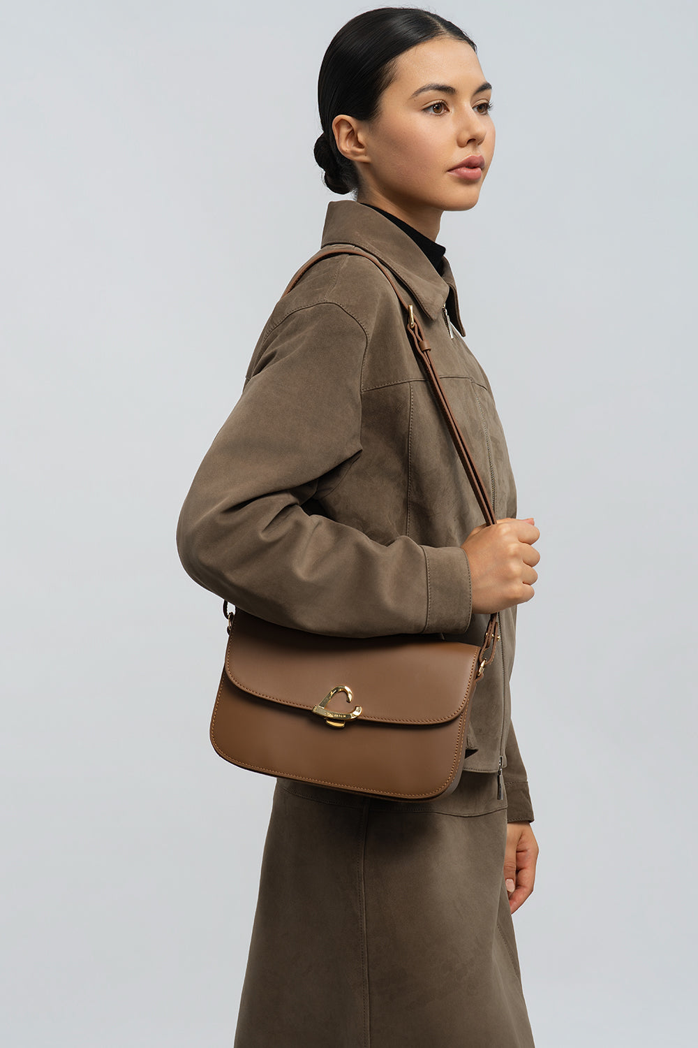 Lancaster Sac trotteur à rabat aimanté Paris Philos Noir – Iwwer der Schëller ergänzt d’Trotteur-Täsch Paris Philos eng taupefaarweg Jackett an e laange Rock.
