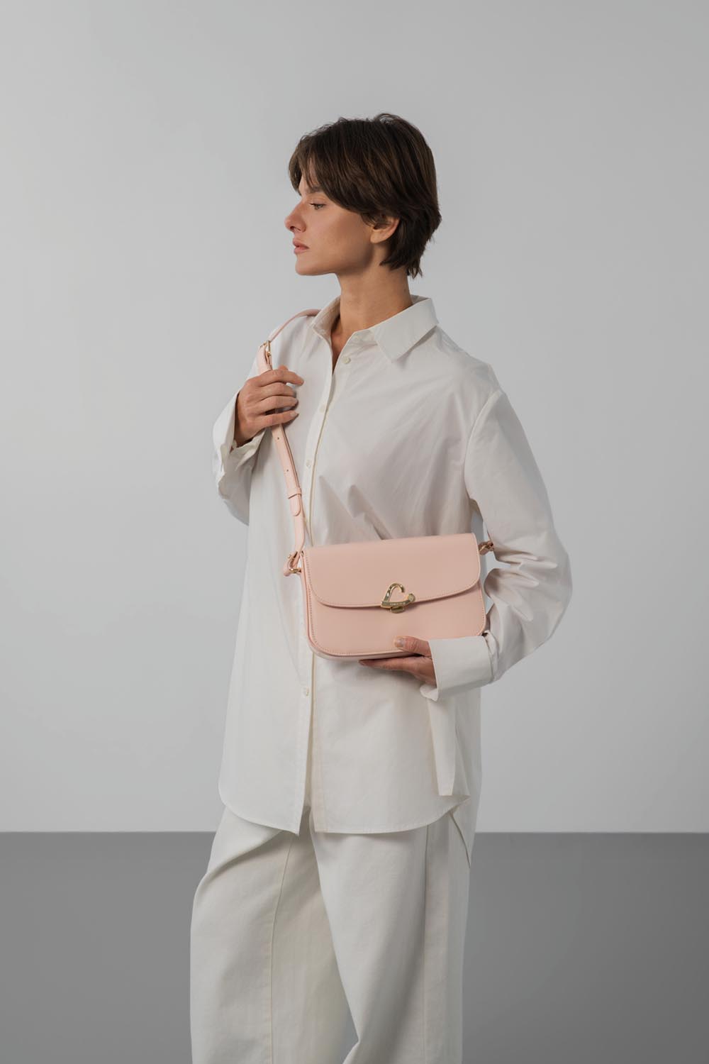 Lancaster Sac trotteur à rabat aimanté Paris Philos Noir – Wäiss, locker geschnidden Hiem a wäiss Box fir den Trotteur Paris Philos iwwer der Schëller.